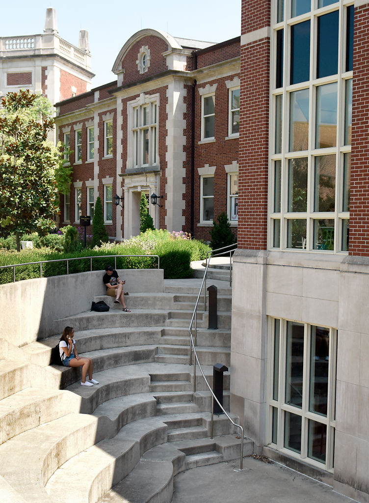 MU students eat lunch during a break in classes